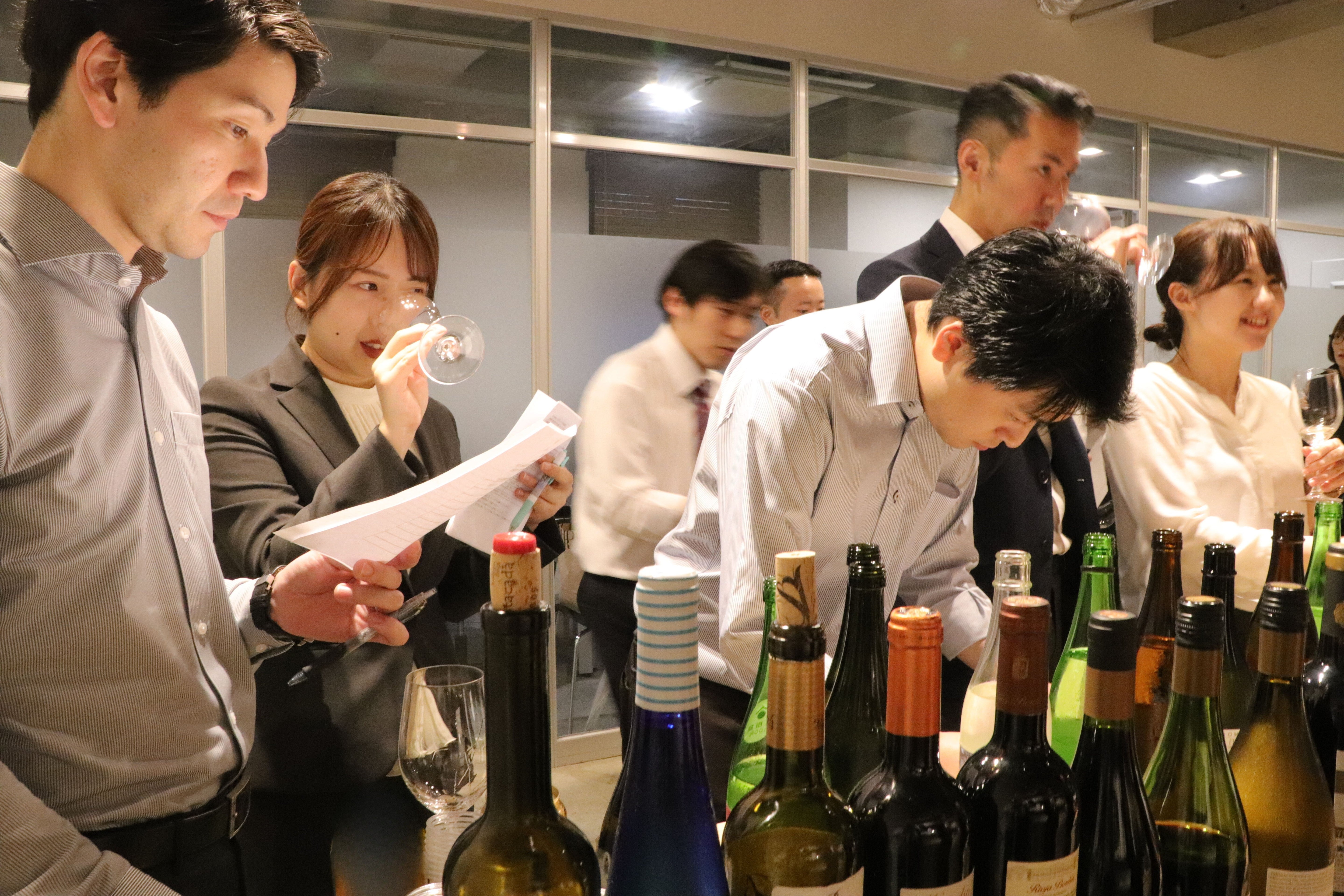 8人以上で、ワインをテイスティングしている