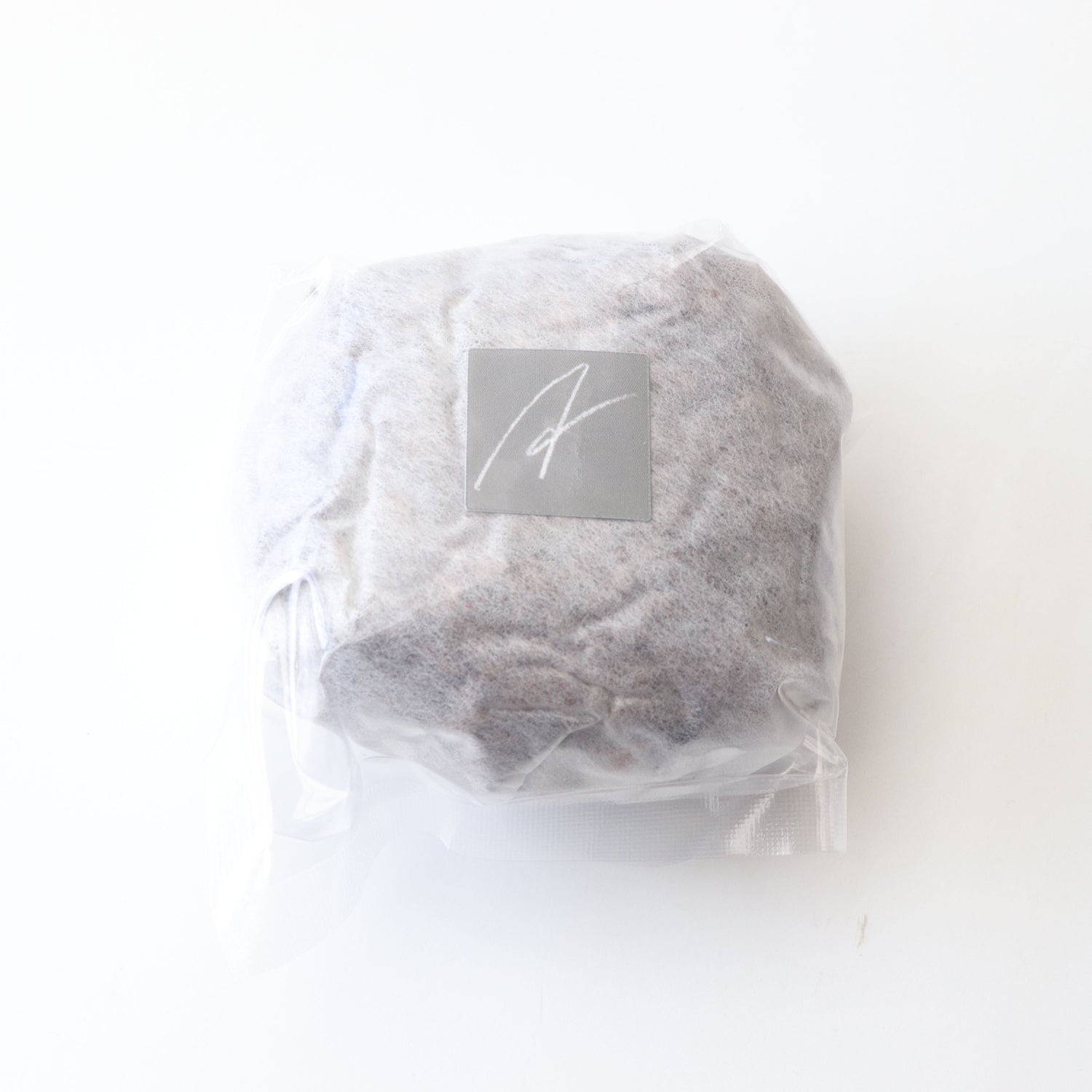ぶどうの搾りかすで熟成させたチーズ「pinot noir」【要クール便】