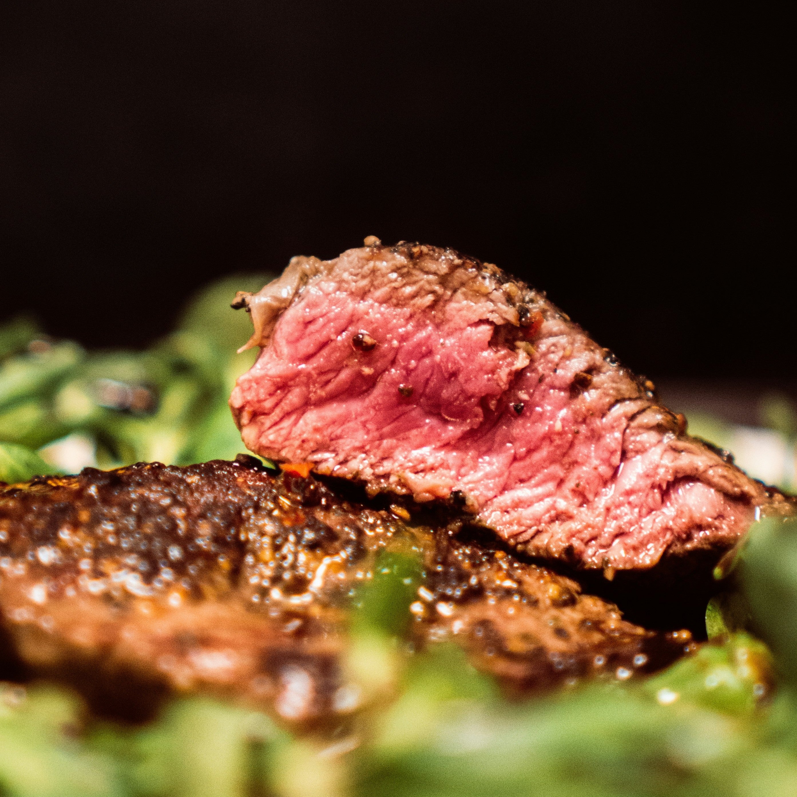 ニンニクのたれがかかった焼肉