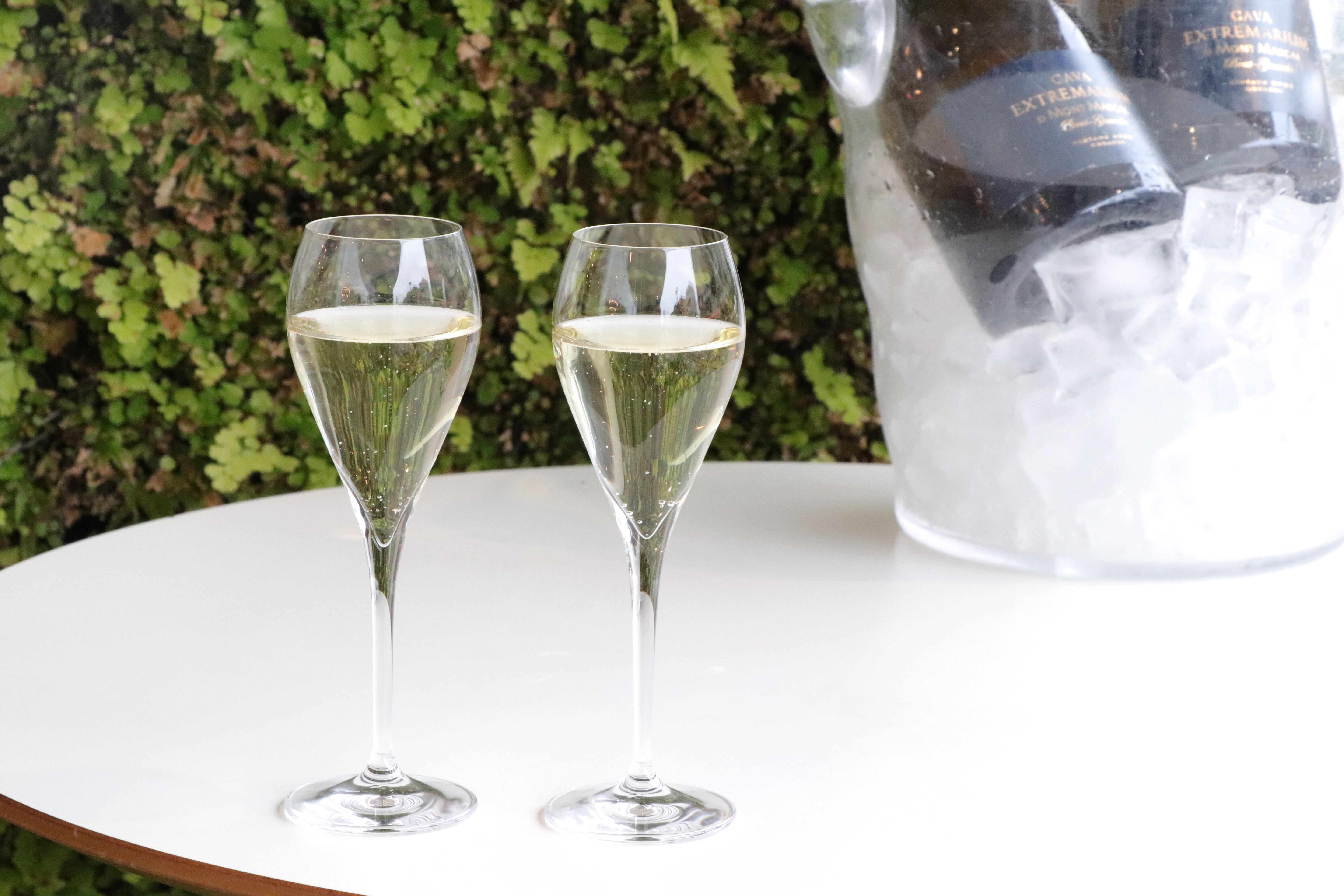 スパークリングワインが入ったグラス2個
