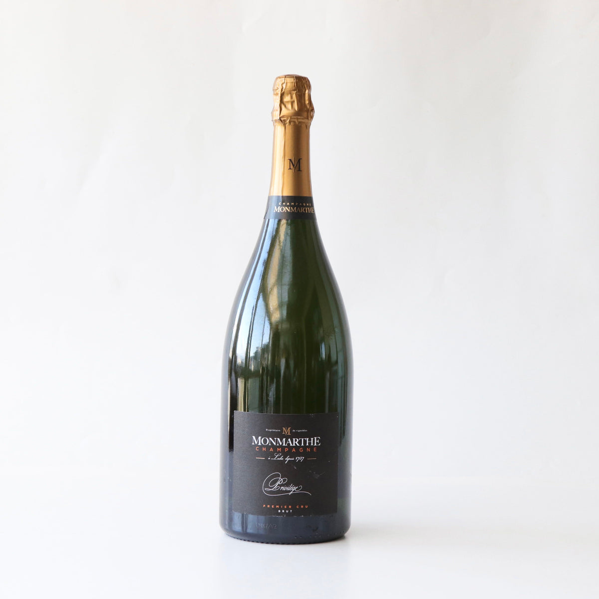 モンマルト・ブリュット プリヴィレージュ 1500ml。フランス・シャンパーニュ地方で造られる辛口シャンパーニュのマグナムサイズ。フレッシュな柑橘や白い花を思わせる香りと、きめ細かな泡、豊かな果実味とすっきりした後味が楽しめる一本。