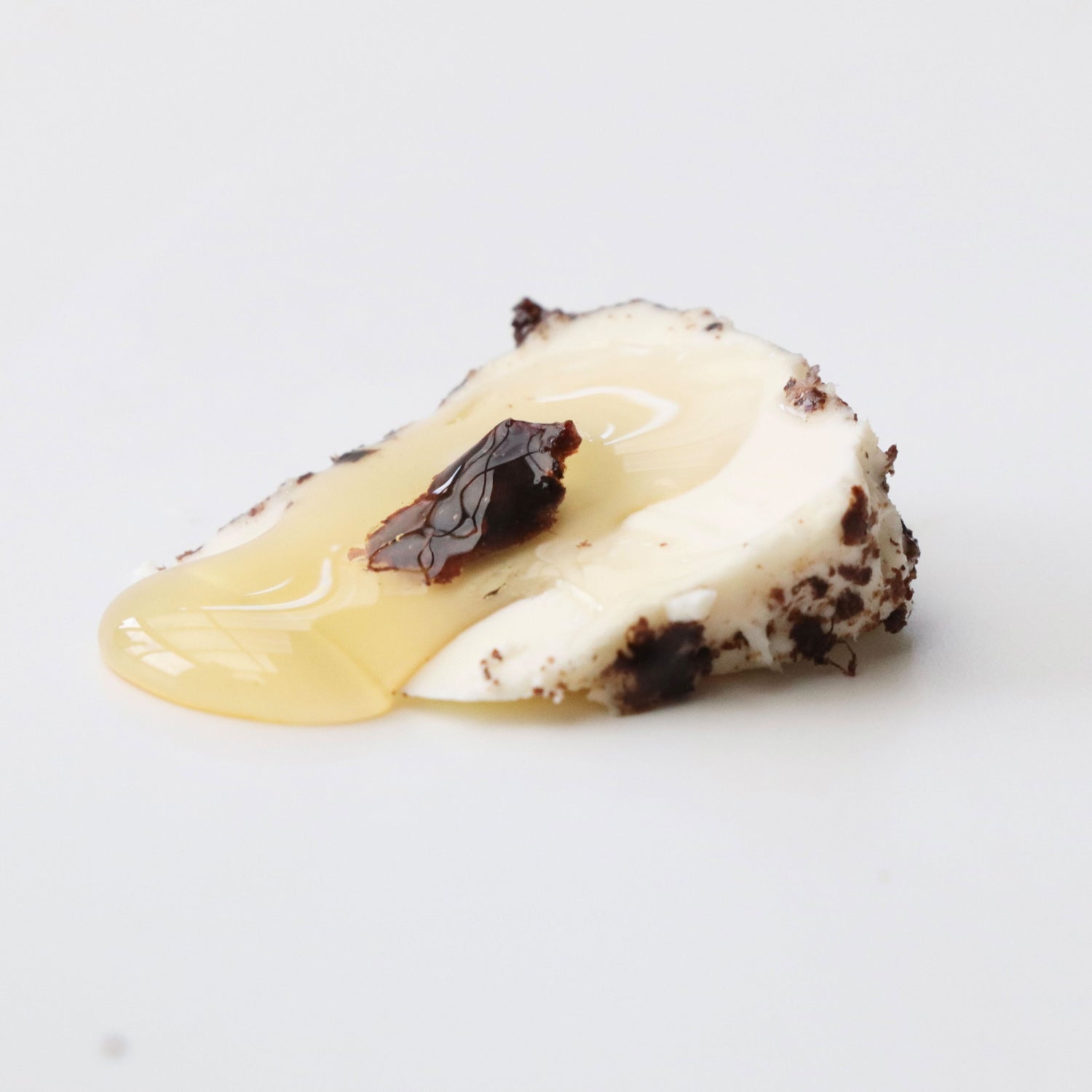 ぶどうの搾りかすで熟成させたチーズ「pinot noir」【要クール便】