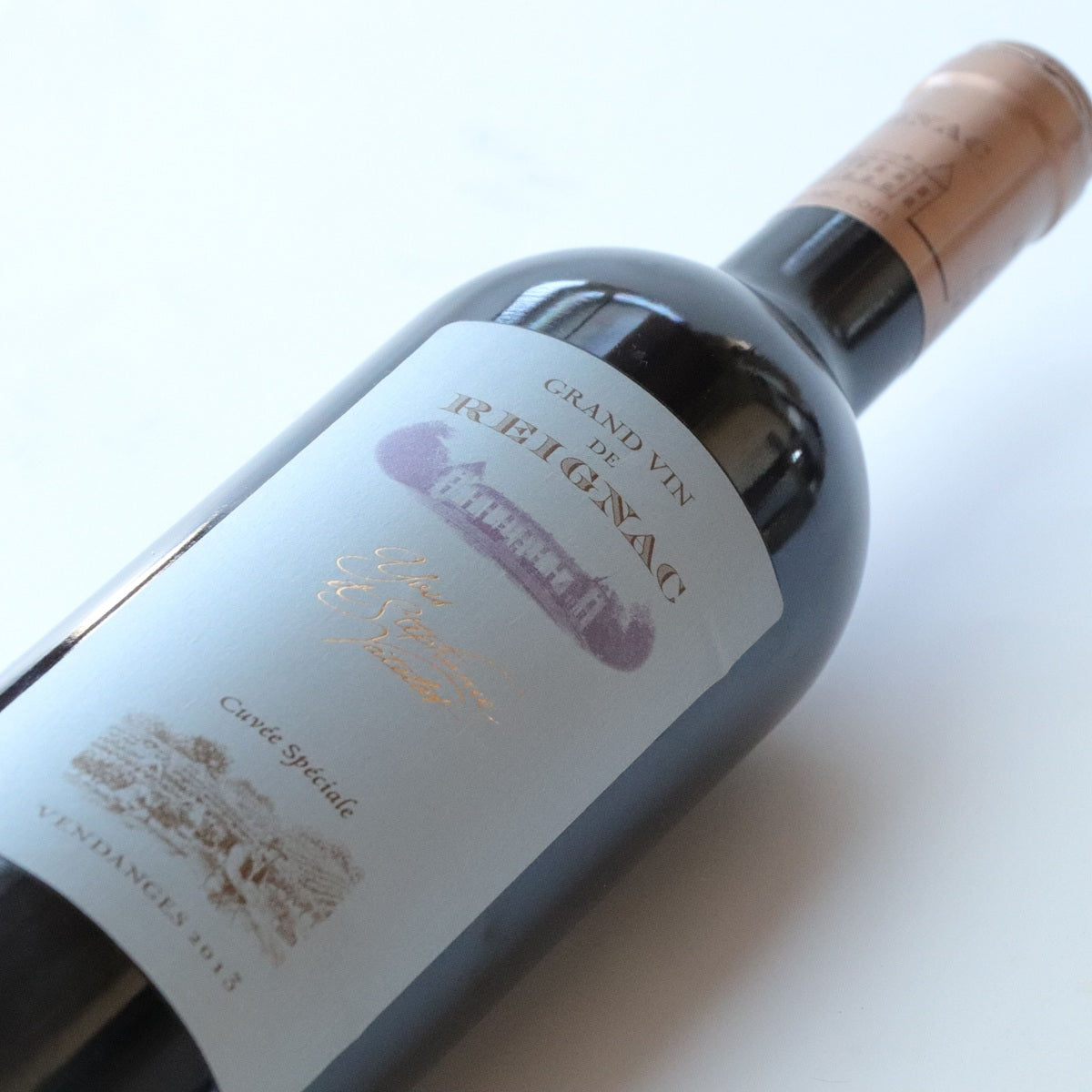 ボルドーのギフトワインが横たわっており、エチケットがくろークローズアップされている