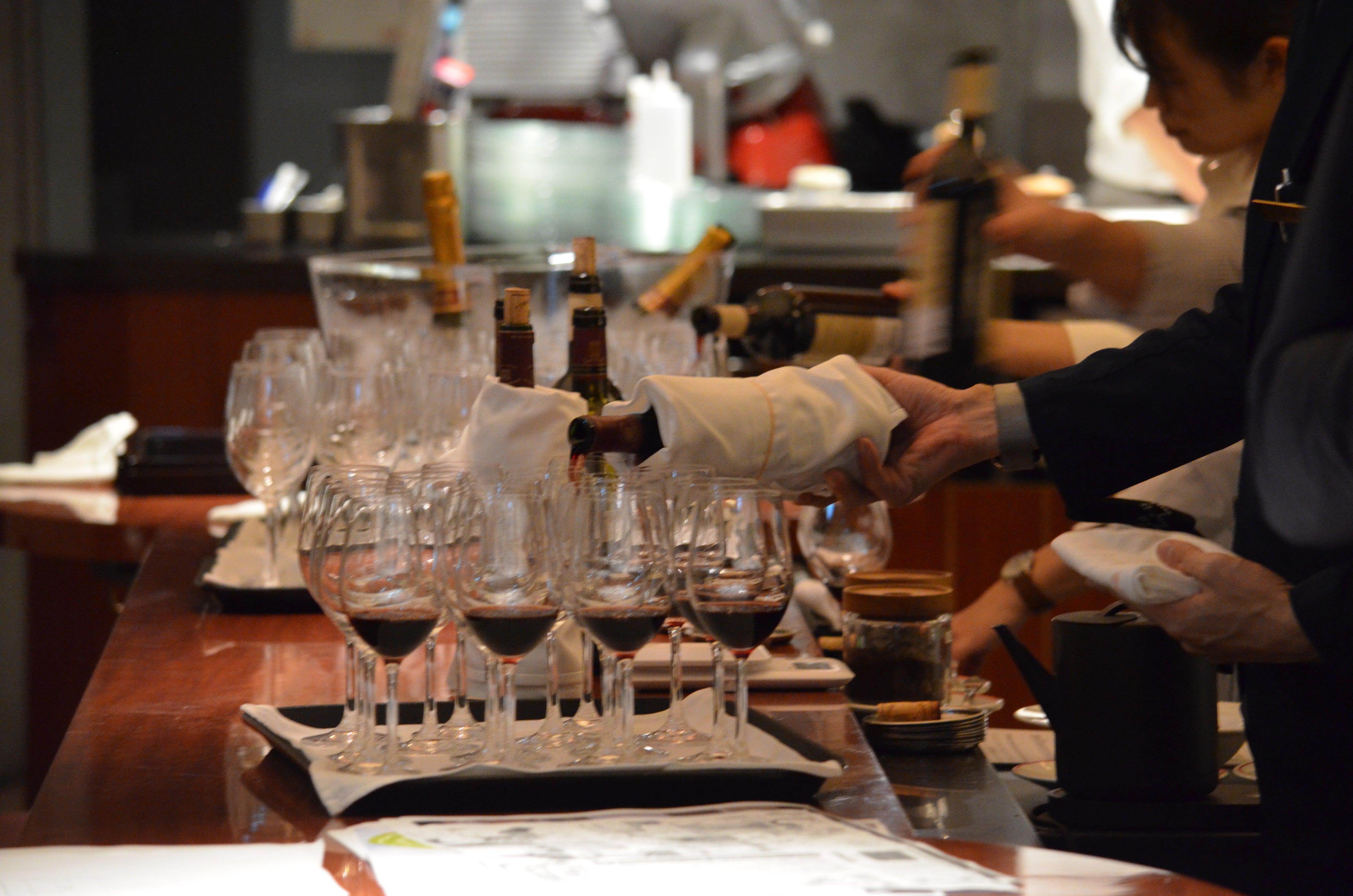 テイスティングするためにワインを複数個注いでいる様子